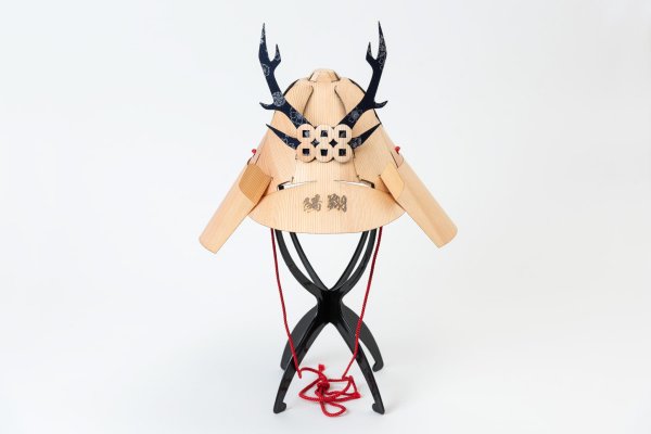 木の兜（杉）※写真はイメージです。木目や色合いは個体差があります。