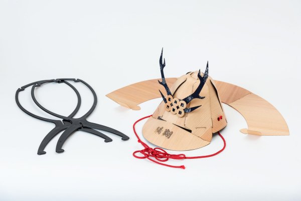 木の兜（杉）※写真はイメージです。木目や色合いは個体差があります。