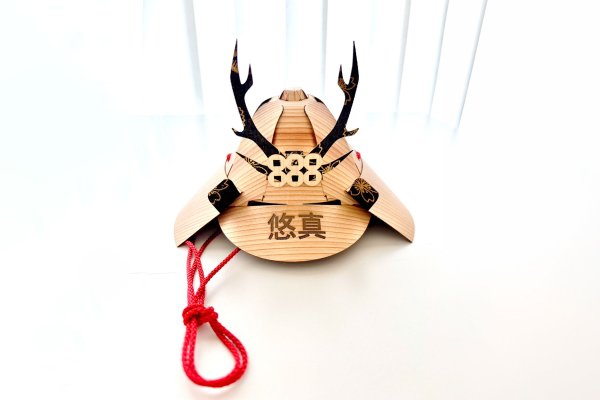 木の兜ミニ（杉）※写真はイメージです。木目や色合いは個体差があります。